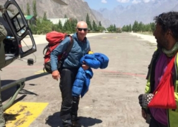 Альпиниста, которого считали погибшим в Гималаях, удалось обнаружить в горах с помощью беспилотного летательного аппарата