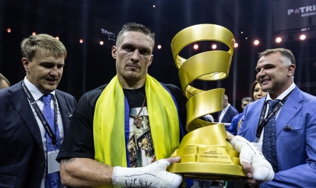 И гимн Украины звучал в Москве: боксер Александр Усик стал абсолютным чемпионом мира