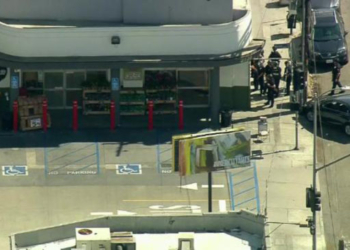 В Лос-Анджелесе преступник взял в заложники покупателей магазина. Один человек погиб