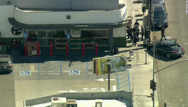 В Лос-Анджелесе преступник взял в заложники покупателей магазина. Один человек погиб 1