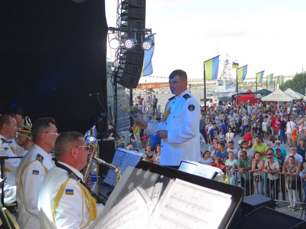 На празднике в честь николаевских моряков выступили военный оркестр, театр и шоу-балет 1