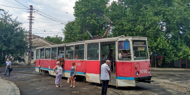 Короткий ливень в Николаеве на время «обездвижил» трамваи и повалил дерево на трамвайные пути
