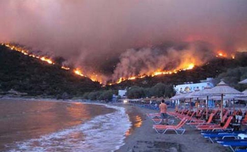 Восемь украинцев попросили украинского консула в Греции помочь им переехать из греческого города Кинета в Афины из-за лесных пожаров 1