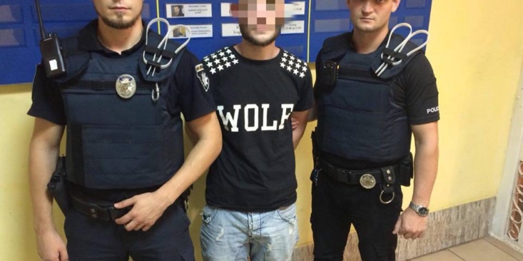 В Николаеве с пистолетом ограбили очередное финучреждение. Но теперь преступника задержали. Похоже, что это «вчерашний грабитель в балаклаве»