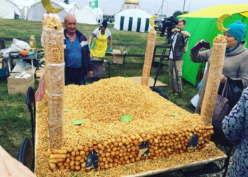 В Татарстане съели 100-килограмовую мечеть из чак-чака