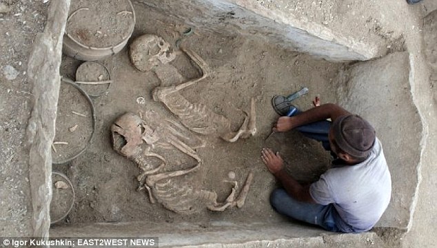 В Казахстане археологи нашли диковинное 5000-летнее захоронение: мужчина и женщина – рядом с колесницей и двумя лошадьми 1