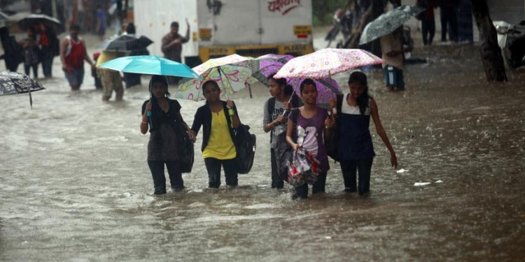 Индию заливает – в результате наводнения, вызванного ливнями, погибло 37 человек
