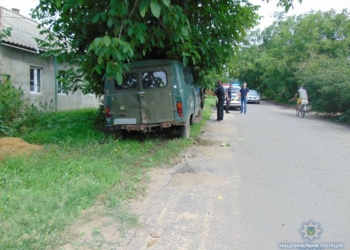 В Вознесенске мужчина на УАЗике врезался в дерево – пострадал и он, и двое детей-пассажиров