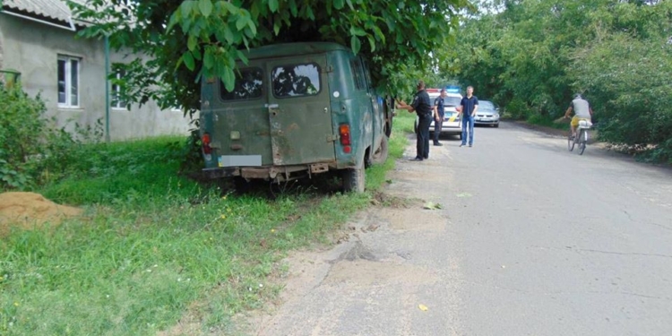 В Вознесенске мужчина на УАЗике врезался в дерево – пострадал и он, и двое детей-пассажиров