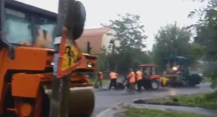 По следам бороздящего лужи асфальтоукладчика: мэр Николаева дал поручение разобраться с укладкой асфальта в дождь
