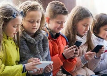 Парламент Франции одобрил закон о запрете использования мобильных телефонов в начальных и средних классах