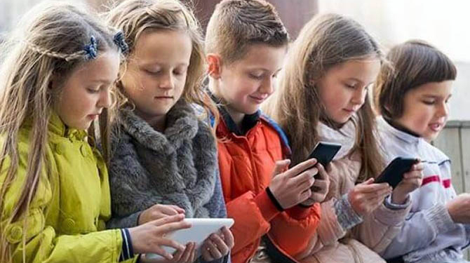 Парламент Франции одобрил закон о запрете использования мобильных телефонов в начальных и средних классах