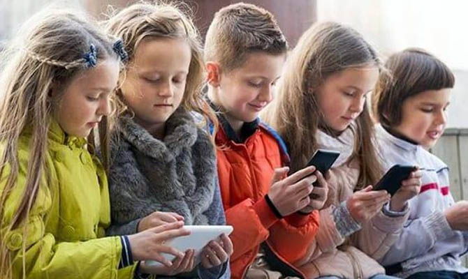 Парламент Франции одобрил закон о запрете использования мобильных телефонов в начальных и средних классах 1