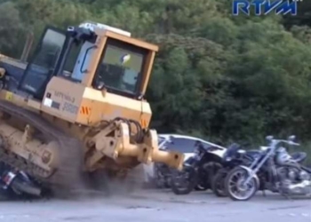 Не в первый раз. На Филиппинах под аплодисменты показательно раздавили десятки элитных автомобилей