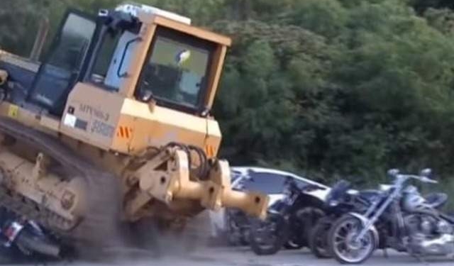 Не в первый раз. На Филиппинах под аплодисменты показательно раздавили десятки элитных автомобилей