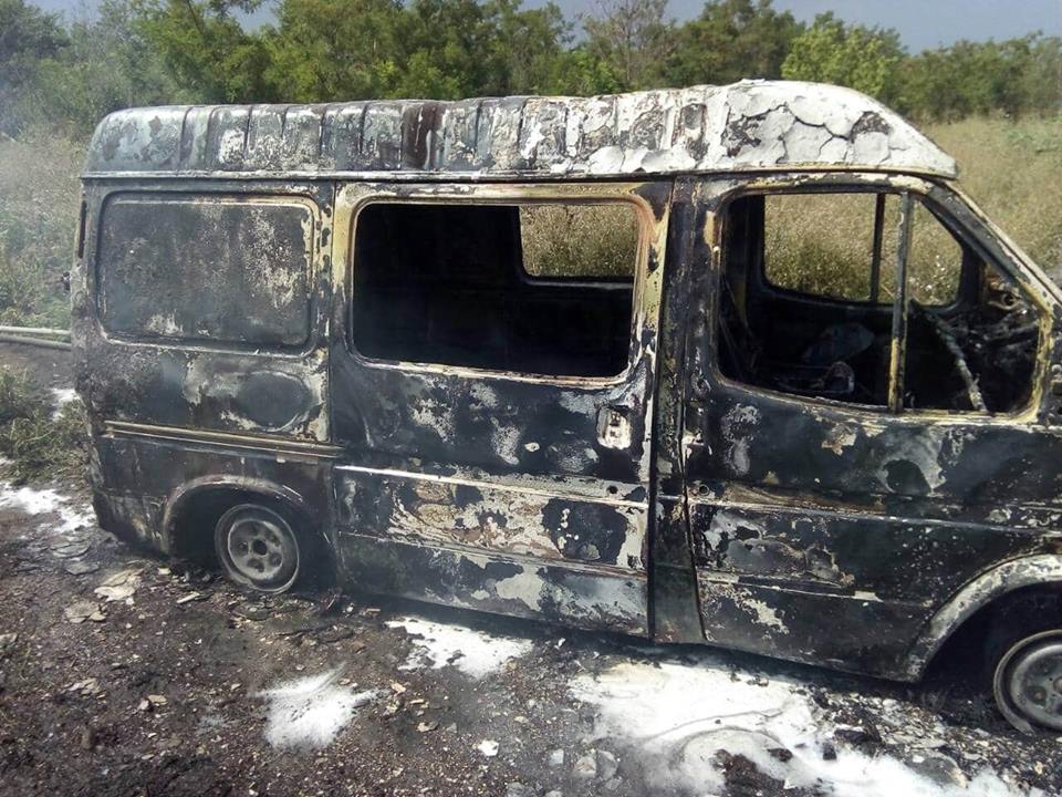 Николаевские спасатели дважды тушили горящие автомобили. В одном случае на автомобиль перекинулся огонь с горящих травы и мусора 2