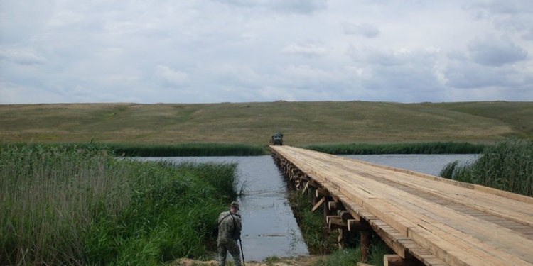Чтобы боевая подготовка была лучше: на Широколановском полигоне построили деревянный мост через реку Березанка