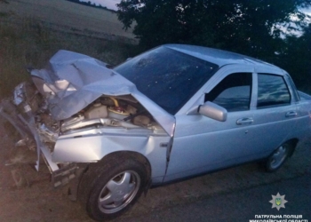 К счастью, никто не пострадал: на трассе Николаев-Одесса легковушка врезалась в КамАЗ