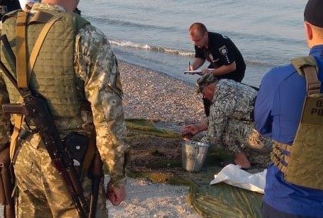 В Николаевской области за выходные пограничники дважды выявляли креветочных браконьеров 2