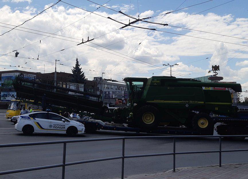 Комбайн из Николаевской области заблокировал движение в центре Винницы 1