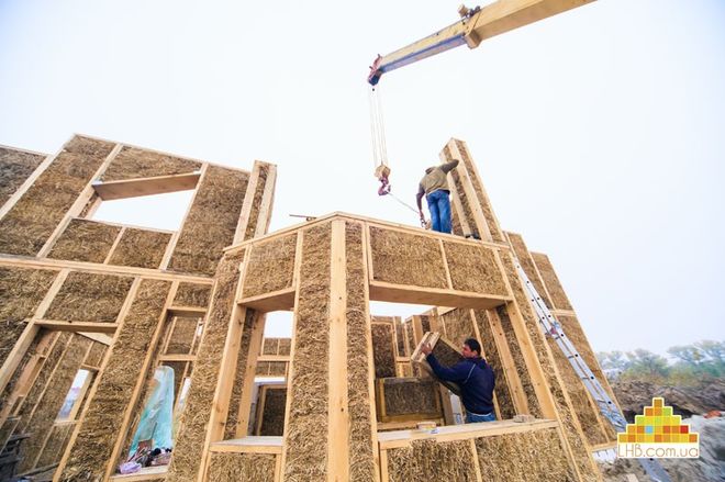 «Зроби хату з лободи»: в Украине уже построены 27 домов из соломы 1