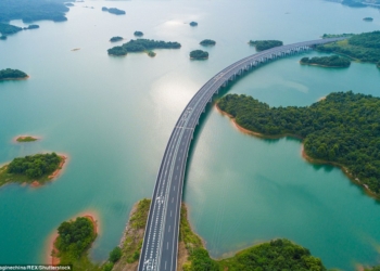 А где-то есть дороги и мосты: самая живописная 60-километровая трасса построена в Китае