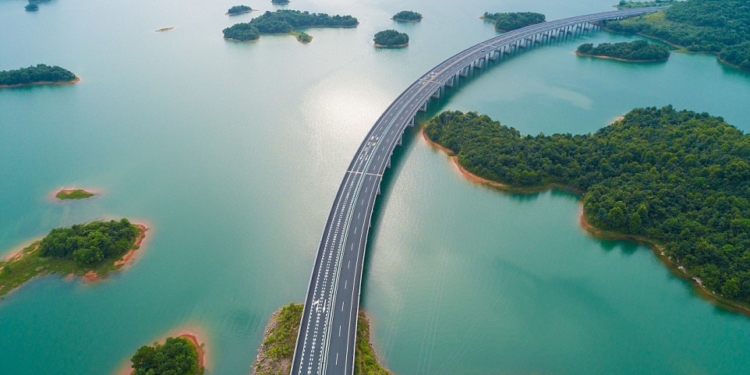 А где-то есть дороги и мосты: самая живописная 60-километровая трасса построена в Китае