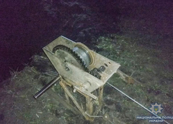 Кабелеискатели: на Николаевщине задержали жителей соседней области, которые методично на полях с пшеницей выкопали 850 м кабеля связи