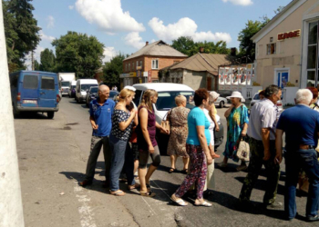 «Не закрывайте почту!»: на Николаевщине люди перекрыли киевскую трассу