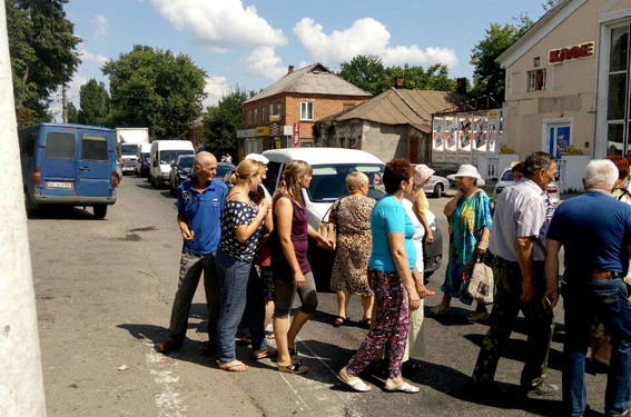 «Не закрывайте почту!»: на Николаевщине люди перекрыли киевскую трассу