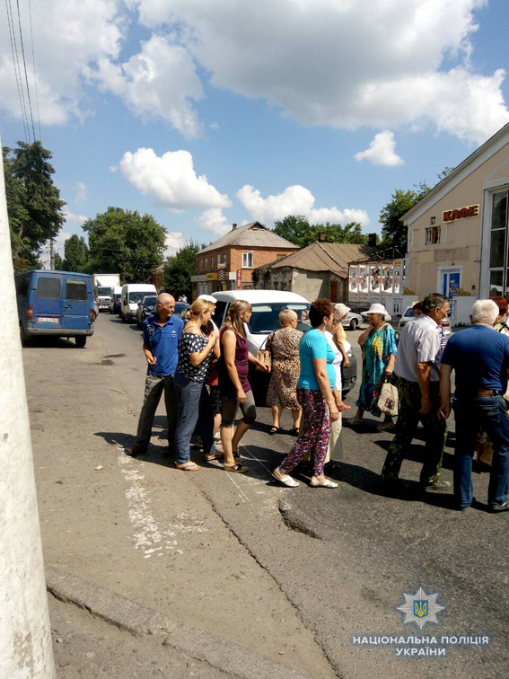 «Не закрывайте почту!»: на Николаевщине люди перекрыли киевскую трассу 3