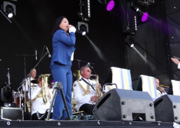 На празднике в честь николаевских моряков выступили военный оркестр, театр и шоу-балет