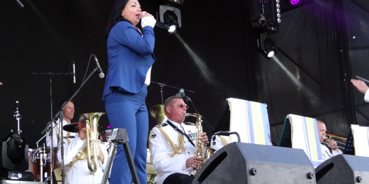 На празднике в честь николаевских моряков выступили военный оркестр, театр и шоу-балет