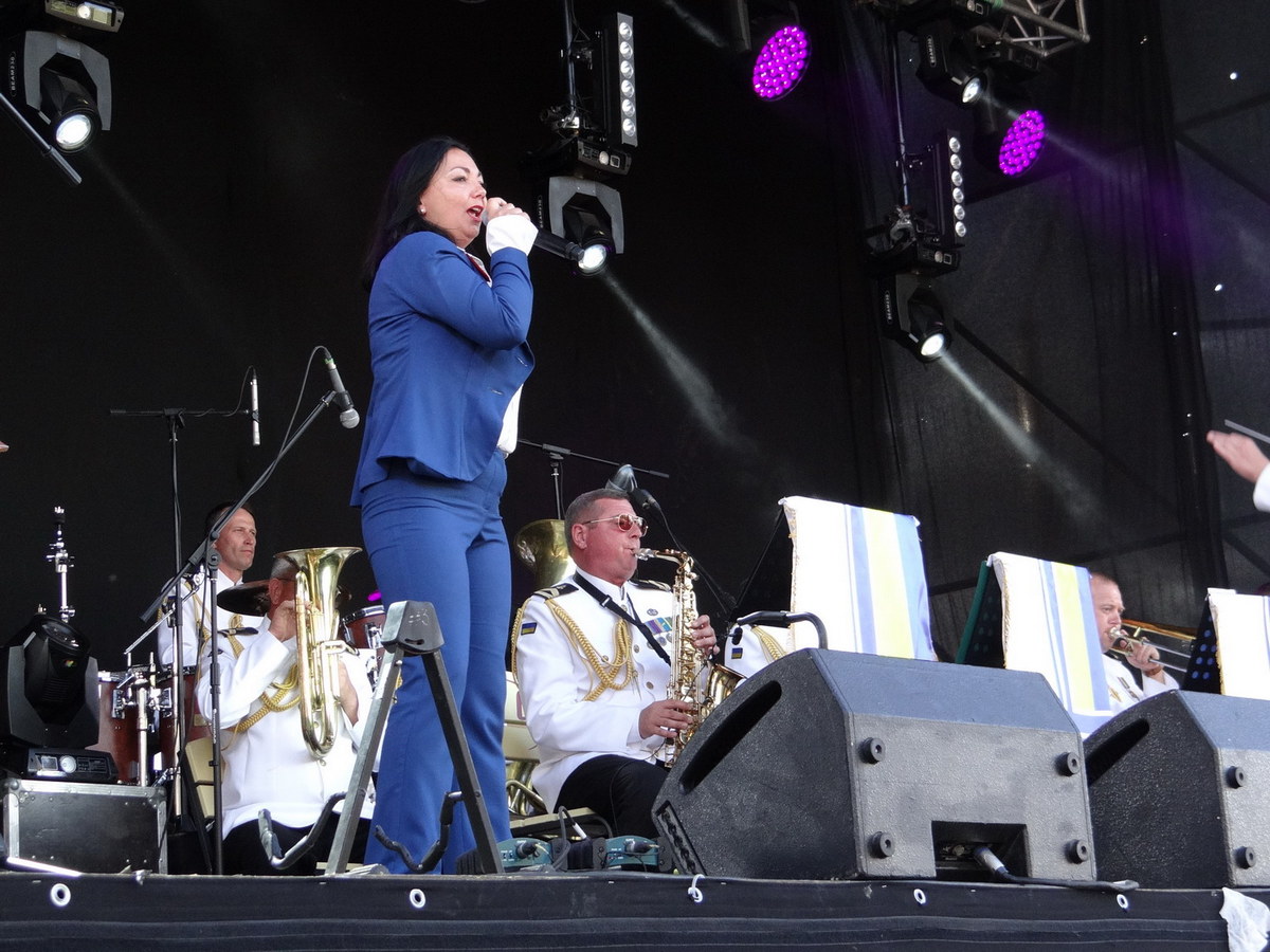 На празднике в честь николаевских моряков выступили военный оркестр, театр и шоу-балет