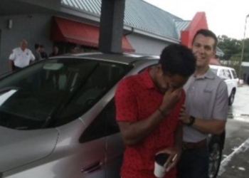 В США мужчина прошел 32 км и получил от босса авто