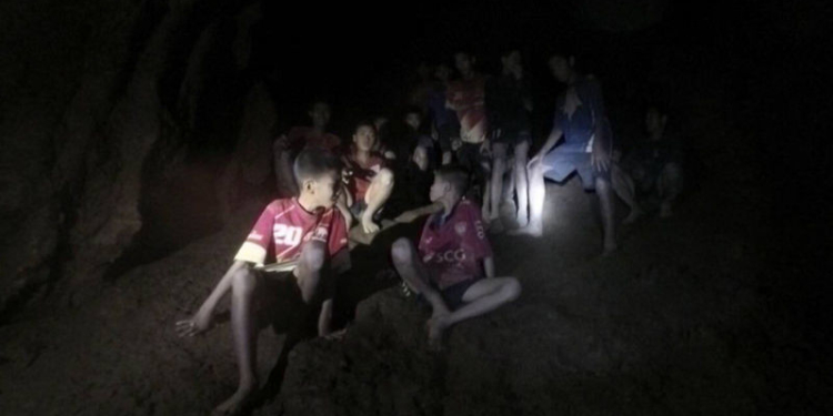 В Таиланде нашли детскую футбольную команду, пропавшую в пещере 10 дней назад