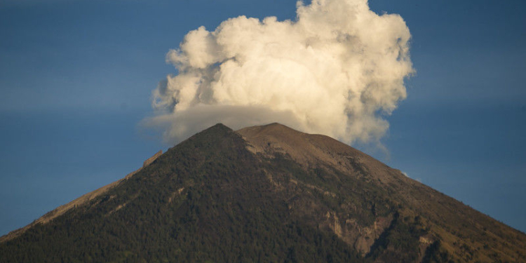 На Бали началось новое извержение вулкана Агунг