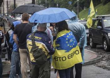 Масштабный протест владельцев авто на еврономерах в Киеве: в ход пошли дымовые шашки