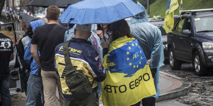 Масштабный протест владельцев авто на еврономерах в Киеве: в ход пошли дымовые шашки