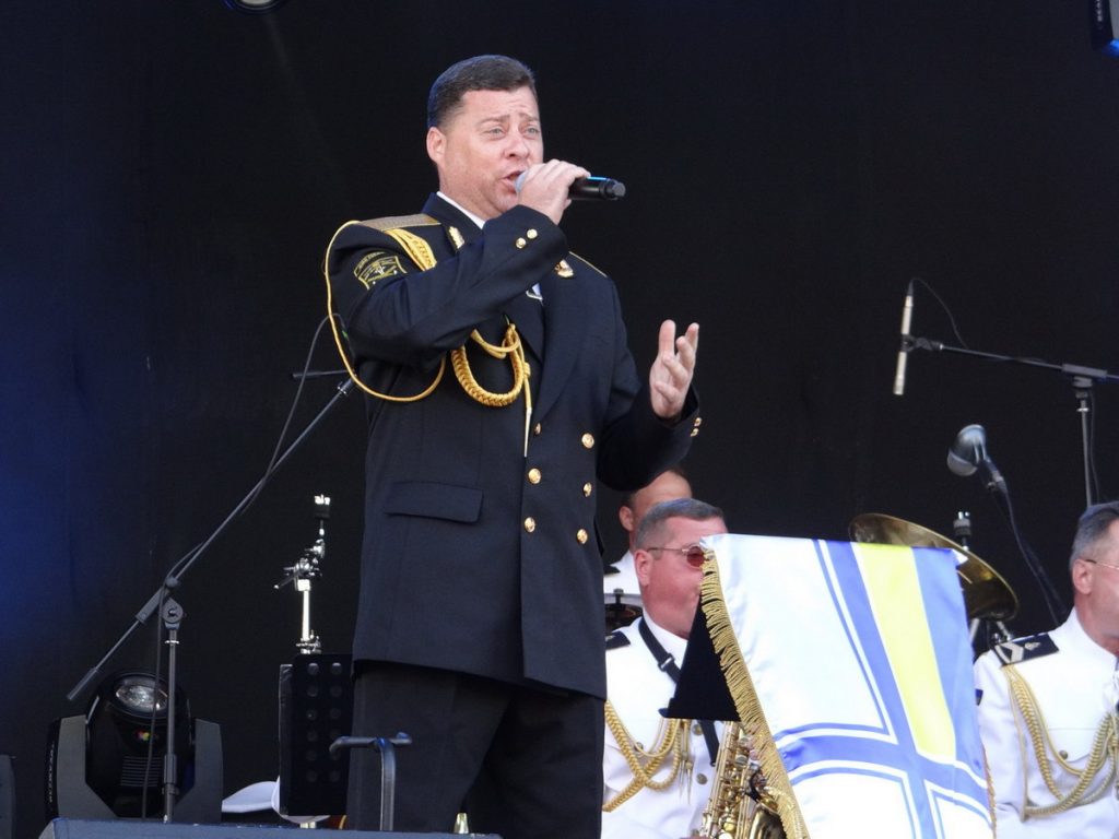 На празднике в честь николаевских моряков выступили военный оркестр, театр и шоу-балет 21