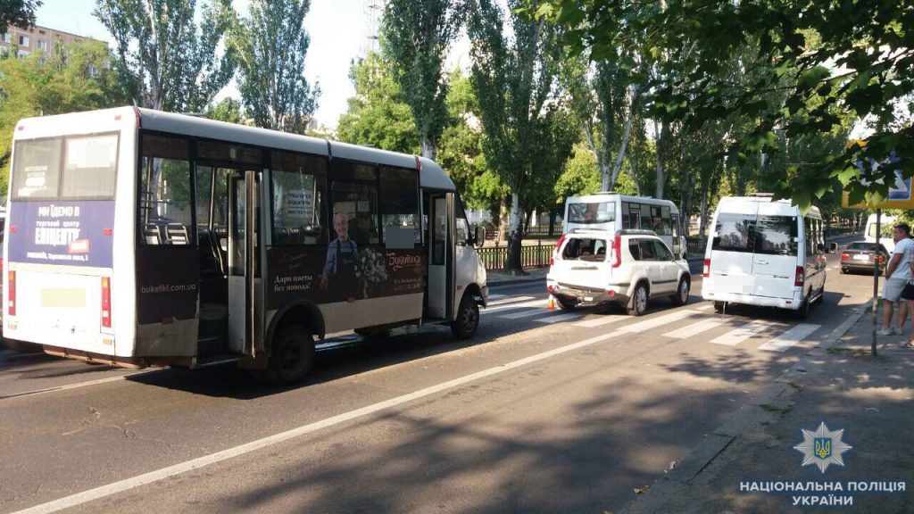 В Николаеве маршрутка попала в ДТП - пострадали 6 человек 1