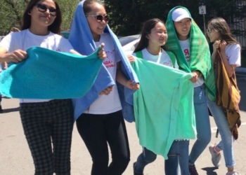 Китайская продавщица полотенцем выгнала грабителя из магазина