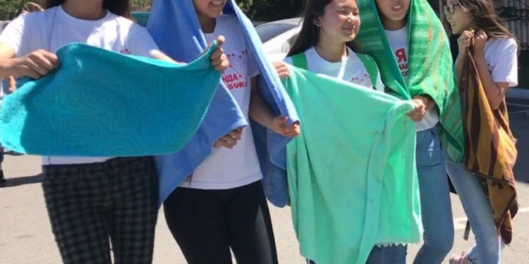 Китайская продавщица полотенцем выгнала грабителя из магазина