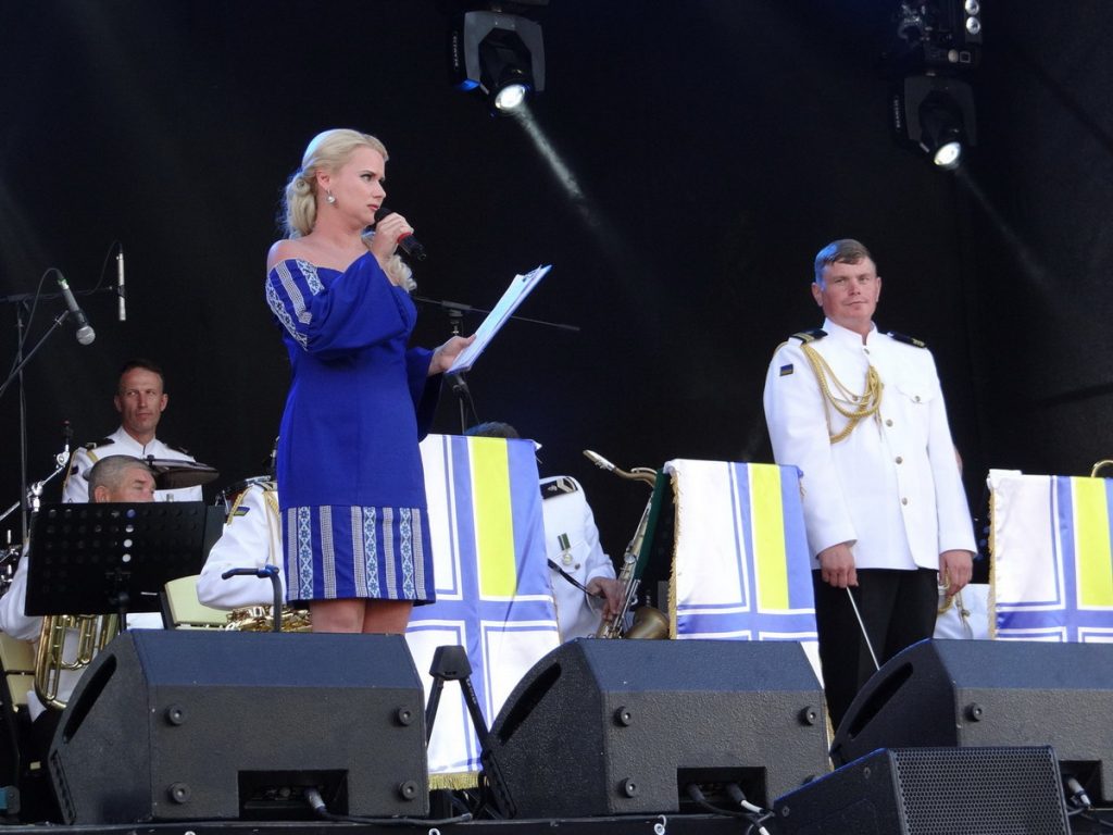 На празднике в честь николаевских моряков выступили военный оркестр, театр и шоу-балет 29