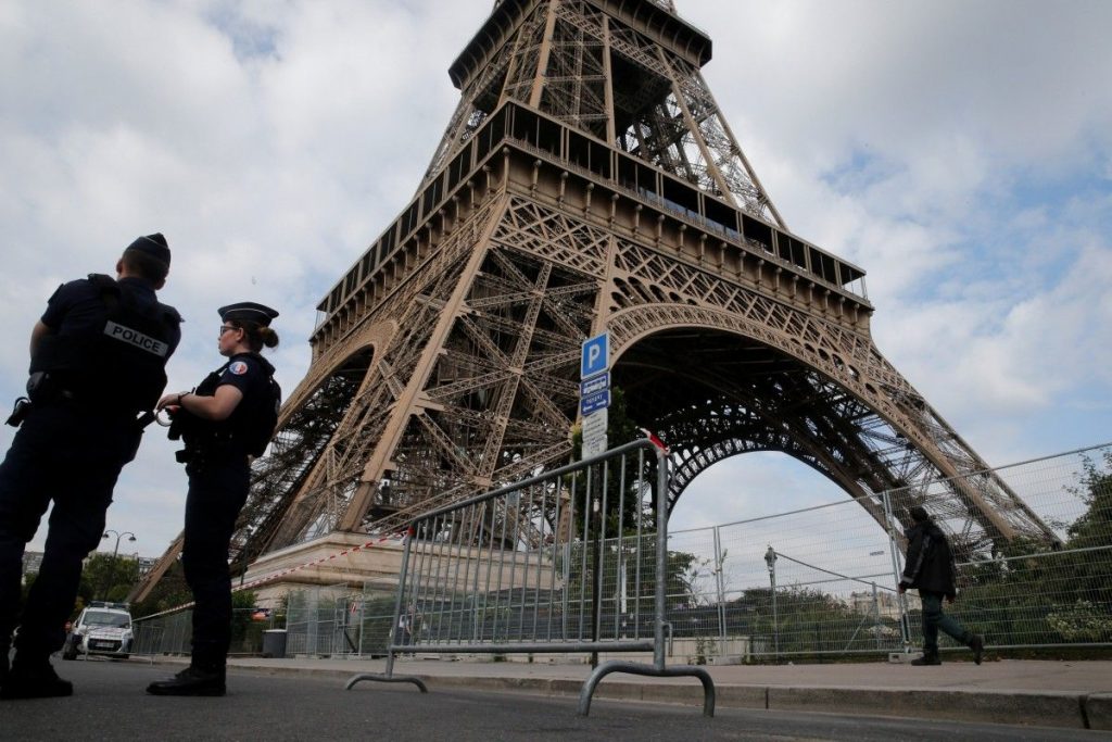 Во Франции требуют отставки главы МВД после убийства 4 полицейских 1