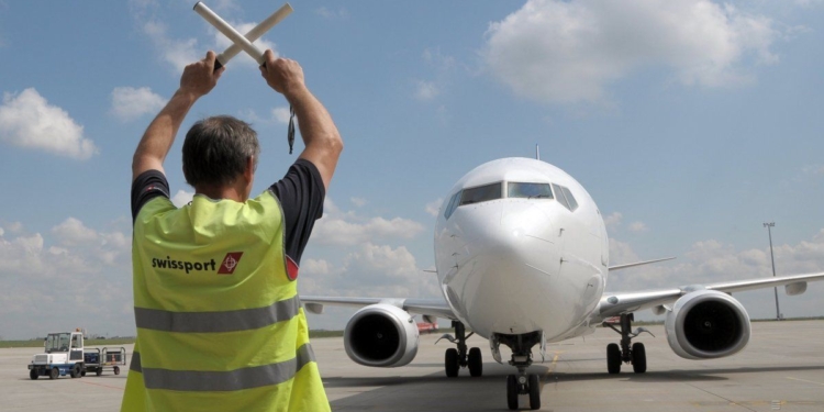 Омелян назвал новый срок подписания договора об «открытом небе» с Евросоюзом