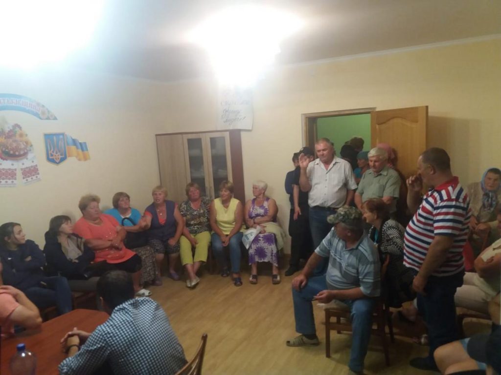 Недовольные жители на 12 часов заблокировали должностных лиц в помещении сельсовета в Черновицкой области 1