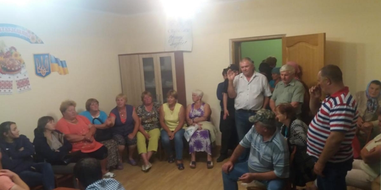 Недовольные жители на 12 часов заблокировали должностных лиц в помещении сельсовета в Черновицкой области