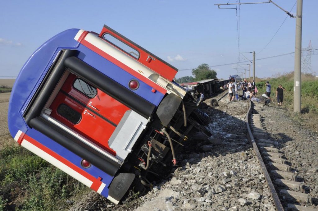 В Турции перевернулся пассажирский поезд: 10 погибших, 73 раненых 9