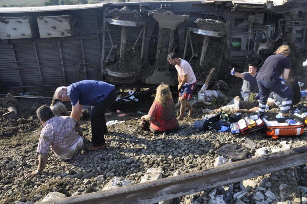 В Турции перевернулся пассажирский поезд: 10 погибших, 73 раненых 11